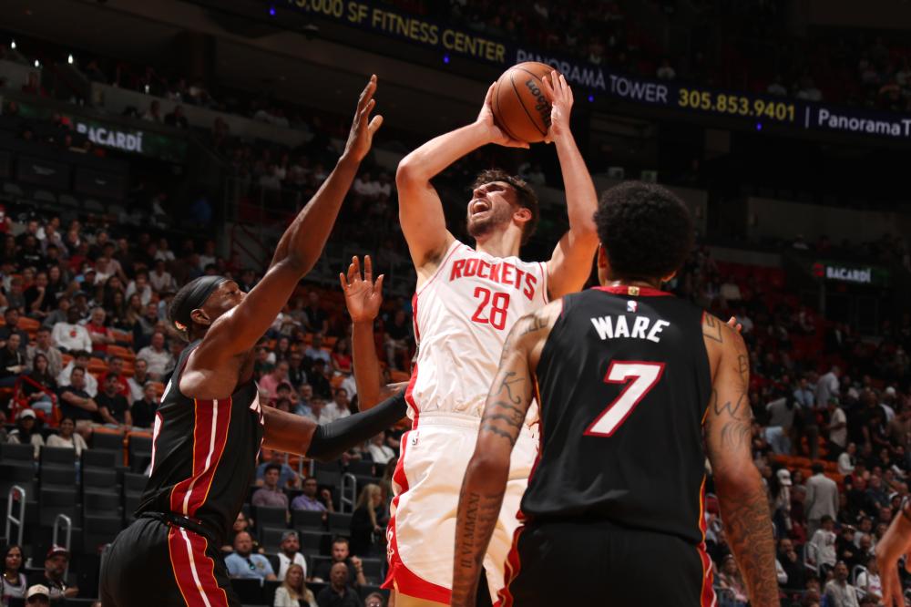 韦世豪轰世界波！长途奔袭单刀1挑2，媒体人：伊万只会让他传中