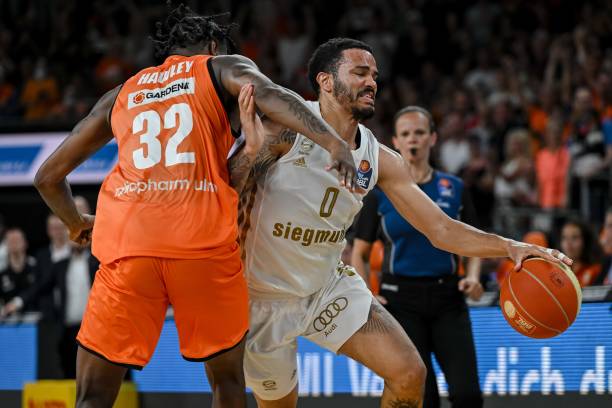 韦世豪轰世界波！长途奔袭单刀1挑2，媒体人：伊万只会让他传中